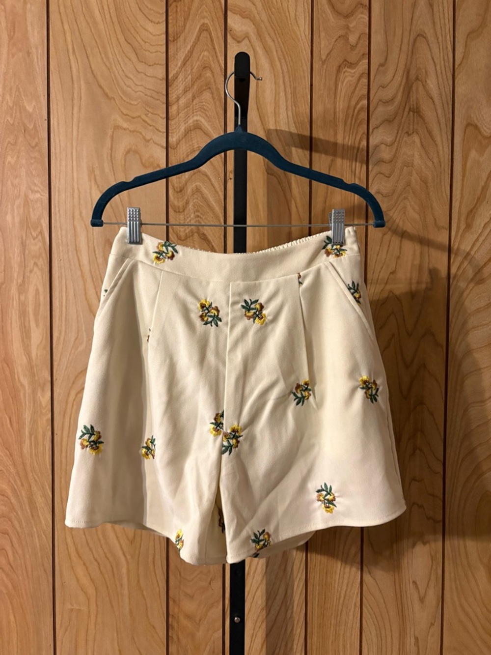 Anniewear Ivory Floral Embroidered Shorts Size S NWT Boutique Pockets